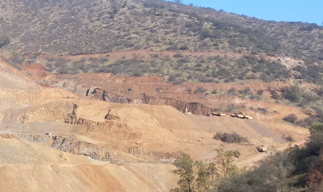 Presentan recurso de protección contra empresa minera por contaminación que afecta a liceo de Maipú