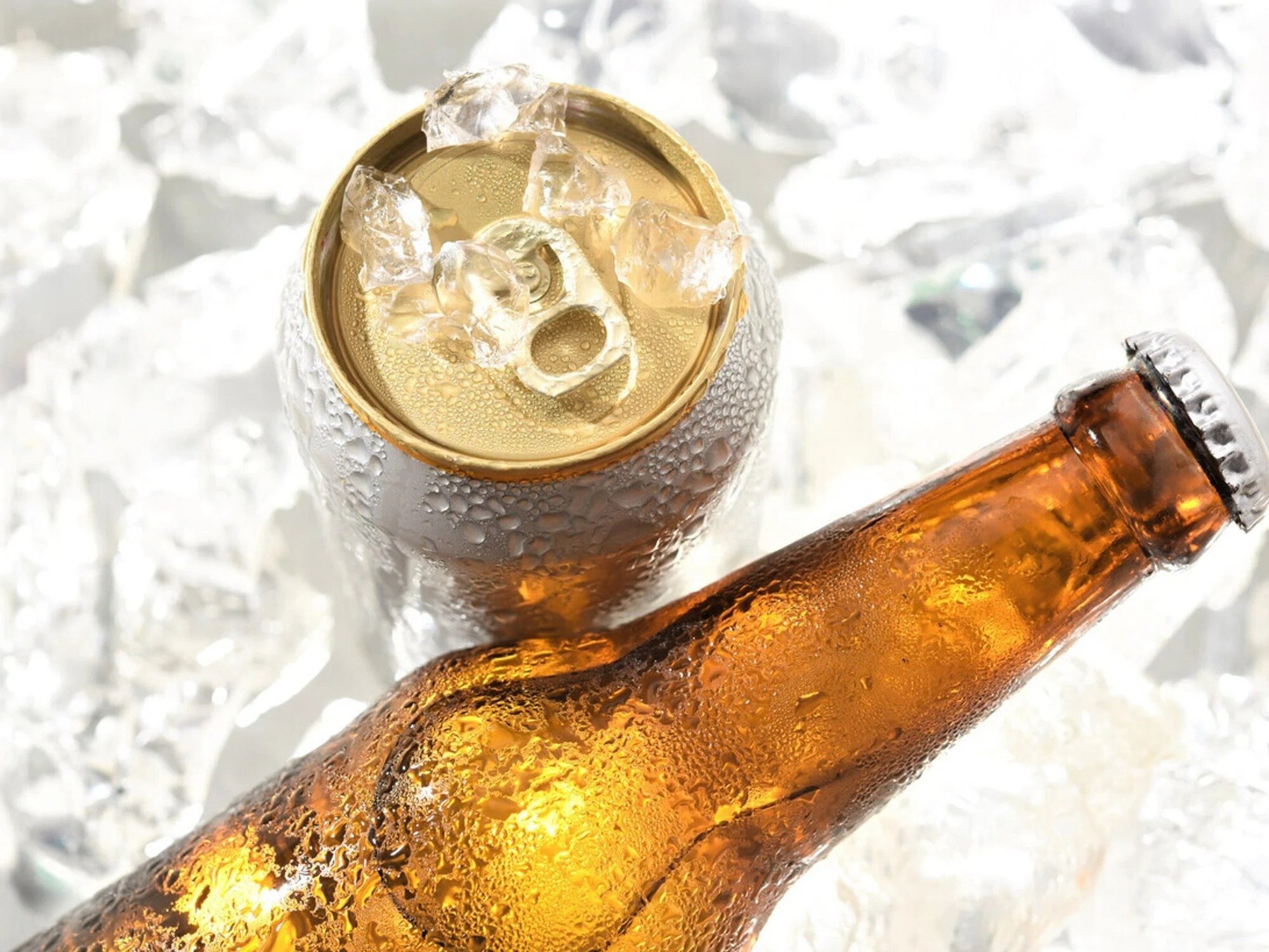 ¿La cerveza es mejor en lata o botella? La ciencia da el veredicto final