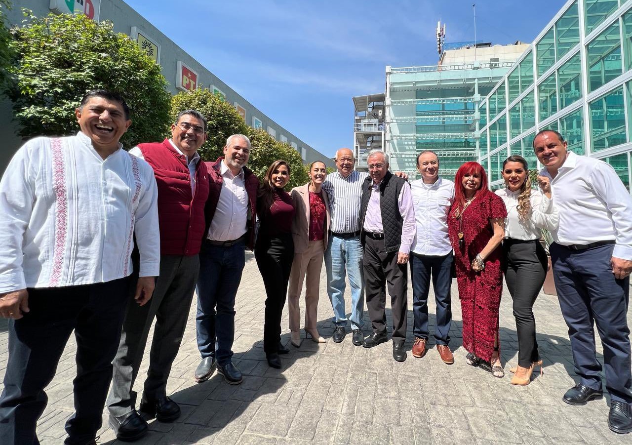 Céspedes acompaña registro de candidatura de Delfina Gómez