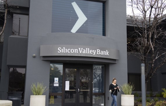 Tras cierre del banco Silicon Valley, Biden llama a que tengan confianza