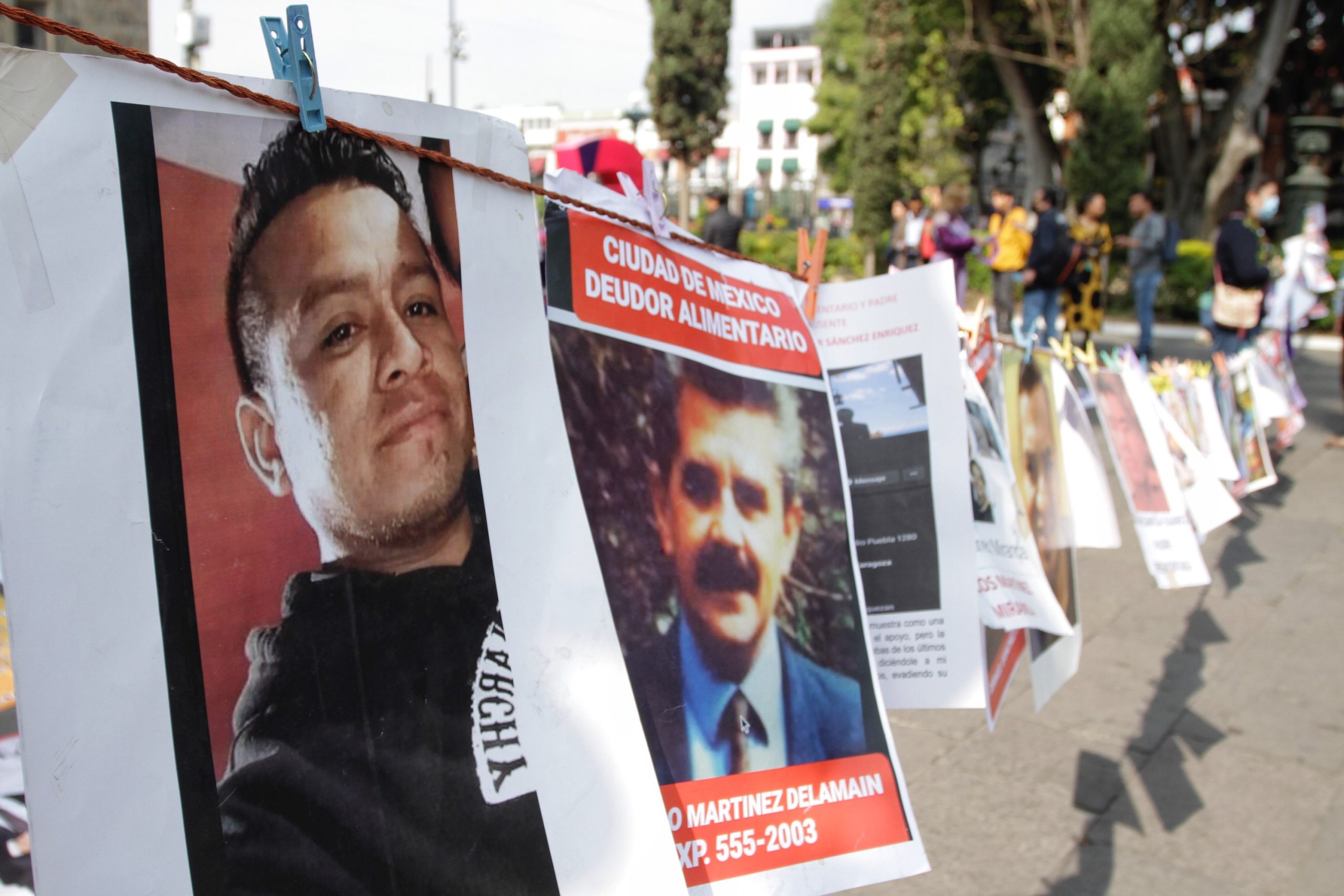 En el zócalo de Puebla, exhiben a deudores de pensión alimenticia