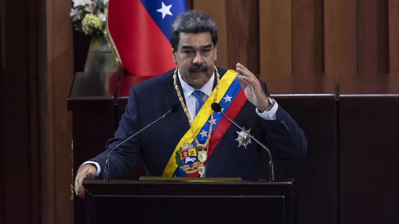 Presidente de Venezuela acepta la renuncia del ministro de Petróleo por investigación en PDVSA