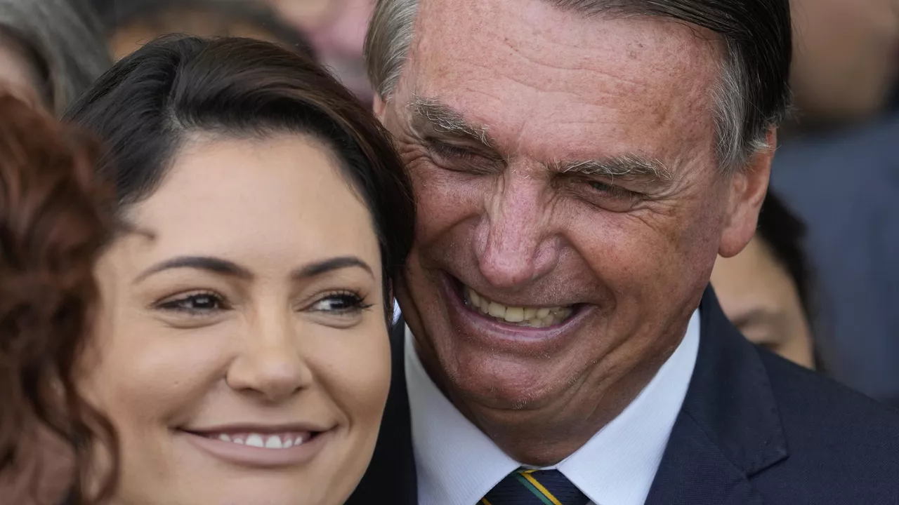 Investigarán matrimonio Bolsonaro por intentar introducir ilegalmente joyas en Brasil