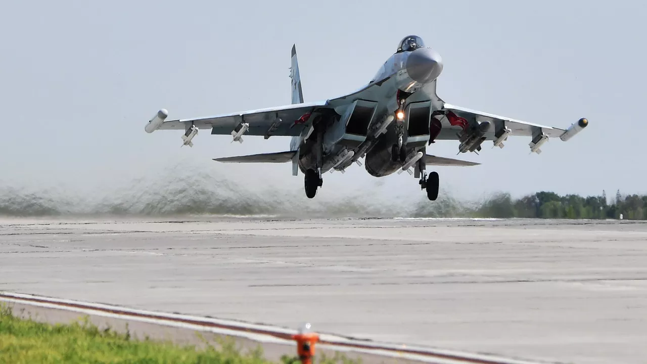 Caza ruso Su-35 impide que dos bombarderos estratégios de EE.UU. violaran la frontera de Rusia