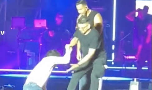 Salta del público al escenario y canta con Romeo Santos (VIDEO)