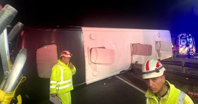 Volcamiento de bus en Villa Alegre causa un muerto y varios heridos por