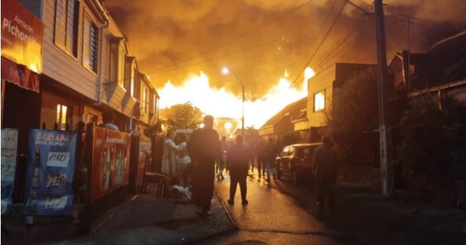 Reportan voraz incendio en sector Cosmito de Penco que amenaza a colegio y viviendas