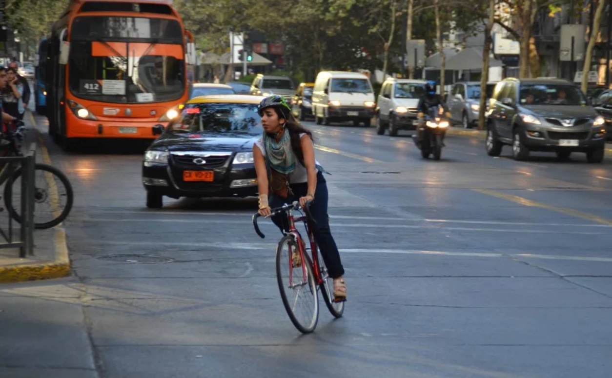 Proyecto que endurece sanciones a conductores que lesionen a ciclistas avanzó en el Congreso