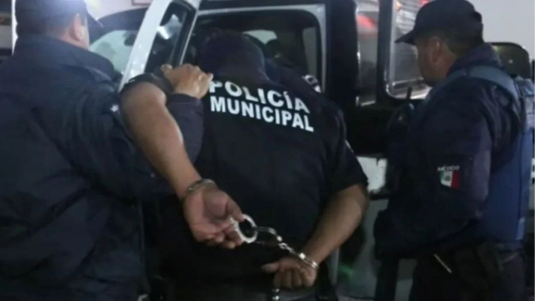 Dan de baja a policía municipal detenido por robo en Atlixco