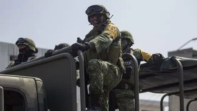 AMLO asegura que participación del ejército «no es militarizar al país»