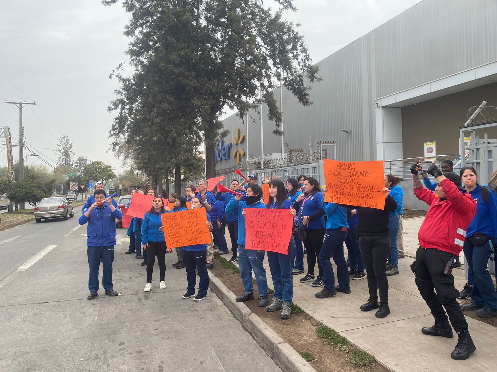 Trabajadores del Frente Sindical Walmart se movilizaron contra implementación del cargo de «operador de tienda»