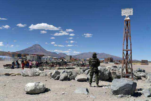 Tensión en la frontera: Policía de Perú cobra dinero a extranjeros procedentes de Chile