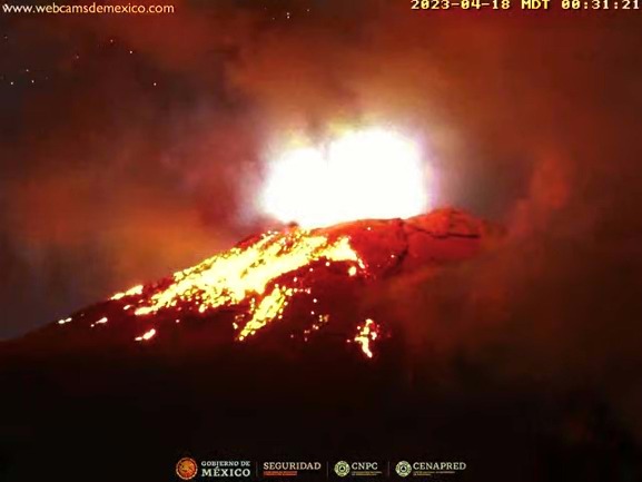 Realiza Popocatépetl cuatro explosiones y lanza material incandescente