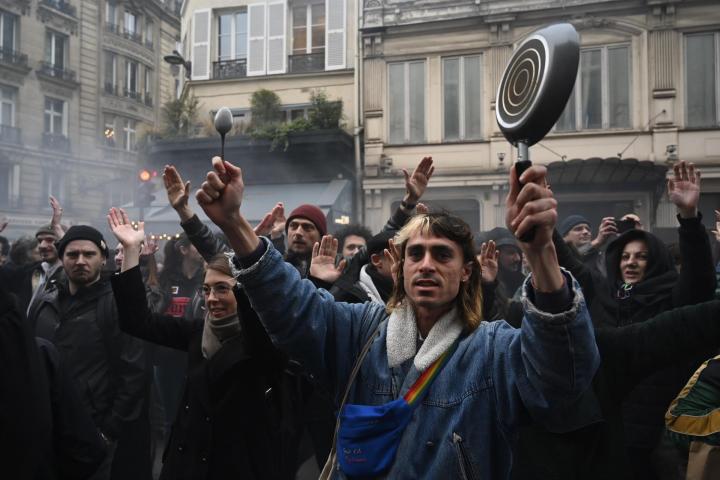 Masivas protestas en Francia mientras Macron daba su discurso tras promulgación de la reforma de pensiones