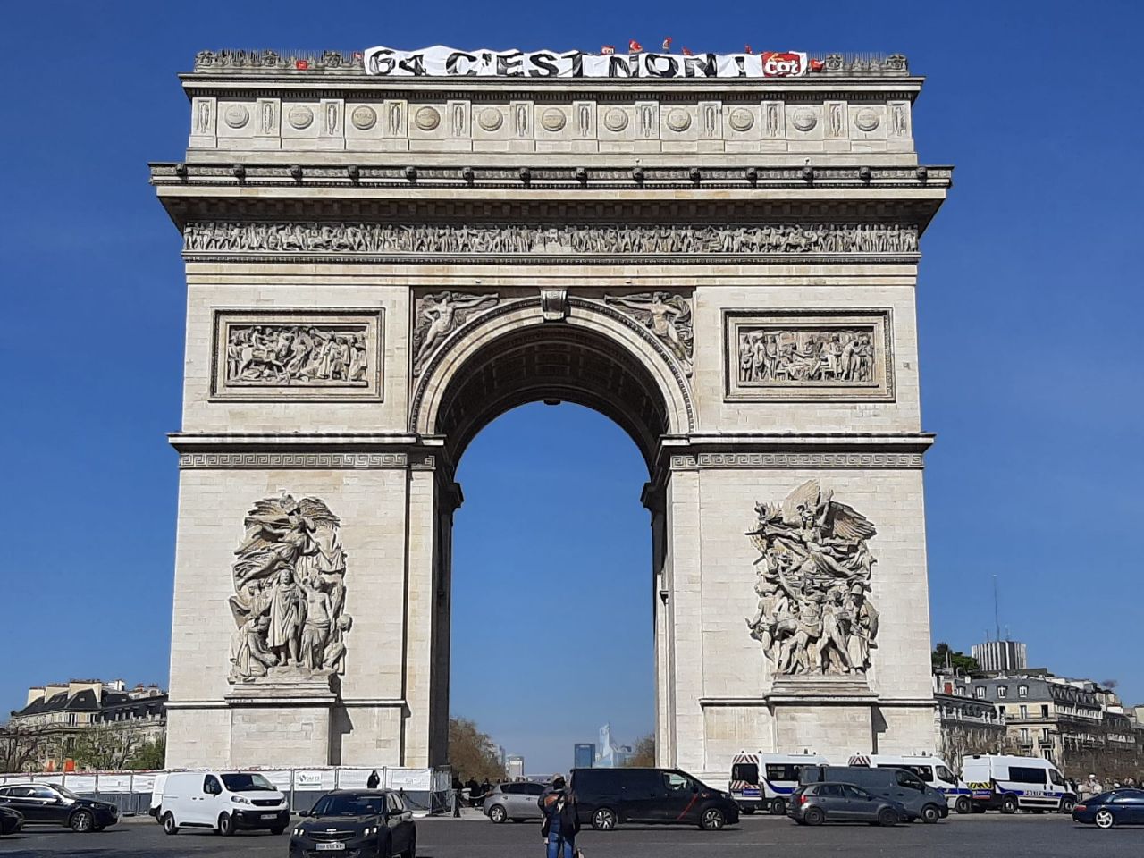 En la previa de huelga general de este jueves, ocupan Arco de Triunfo en París (VIDEO)