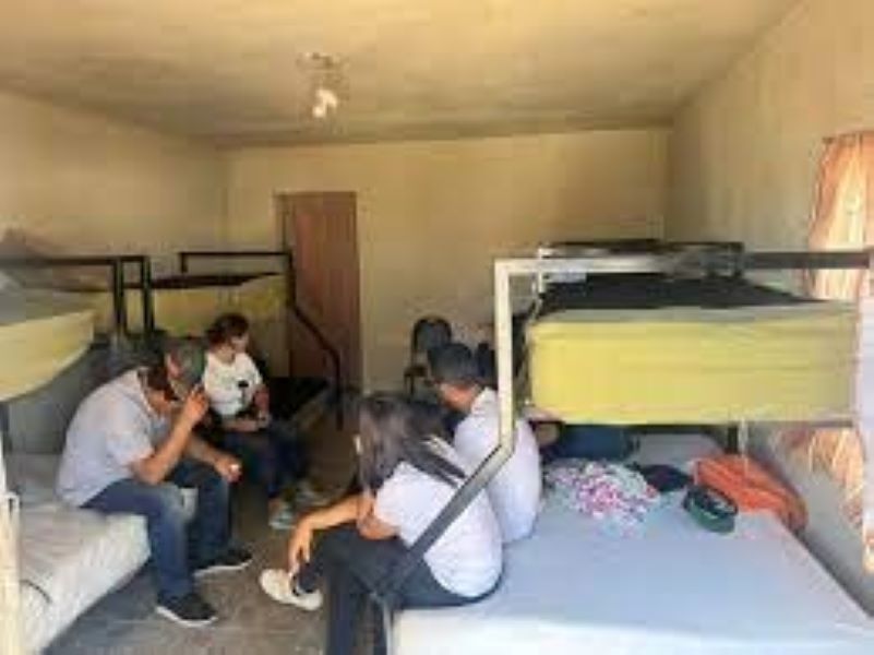 Rescatan a 63 migrantes secuestrados en noroeste de México