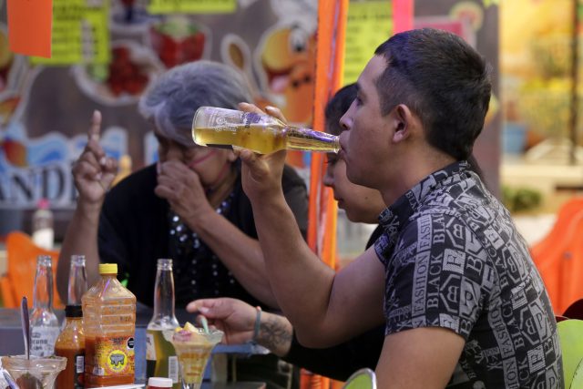 Van contra puestos que sólo venden alcohol en mercados municipales