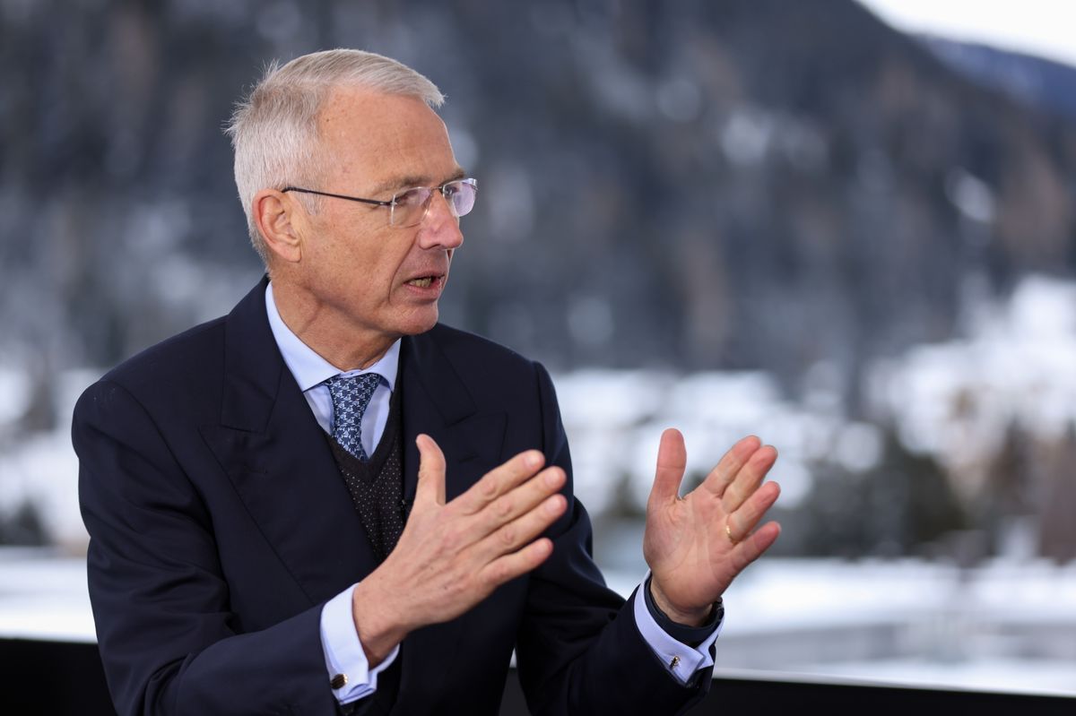 Presidente de Credit Suisse se disculpa por el colapso del banco de 167 años