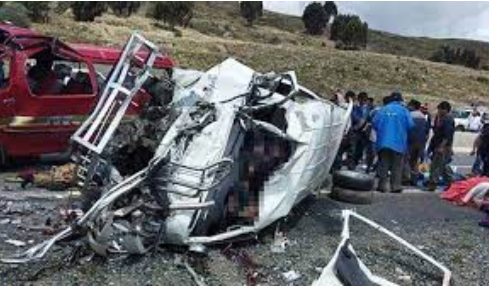 Bolivia: mueren 12 personas en choque de tractocamión y minibús