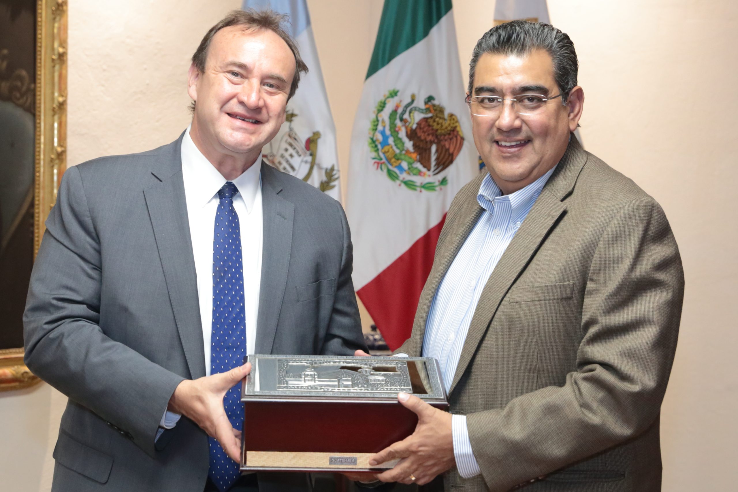 Gobernador promueve a Puebla con embajador de Guatemala