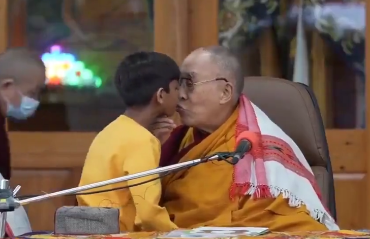Dalai Lama se disculpa por besar a niño en la boca y pedirle que le chupe la lengua (Video)