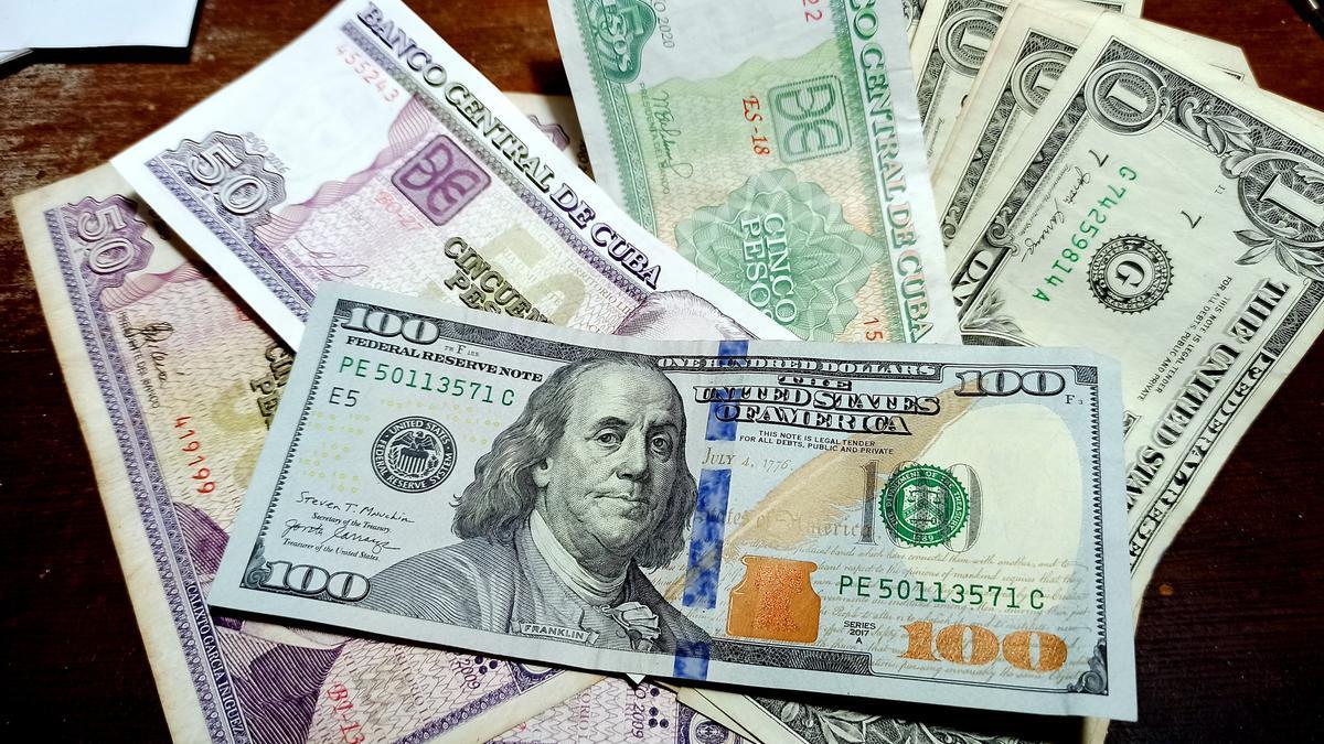 Bancos de Cuba vuelven a aceptar depósitos de dólares en efectivo