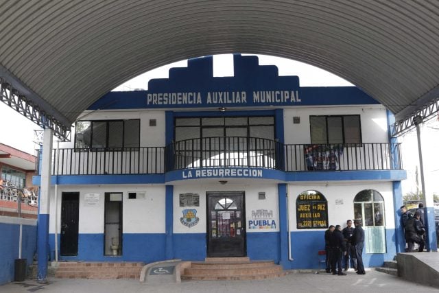 Detienen a edil de La Resurrección por evitar arresto de su hijo