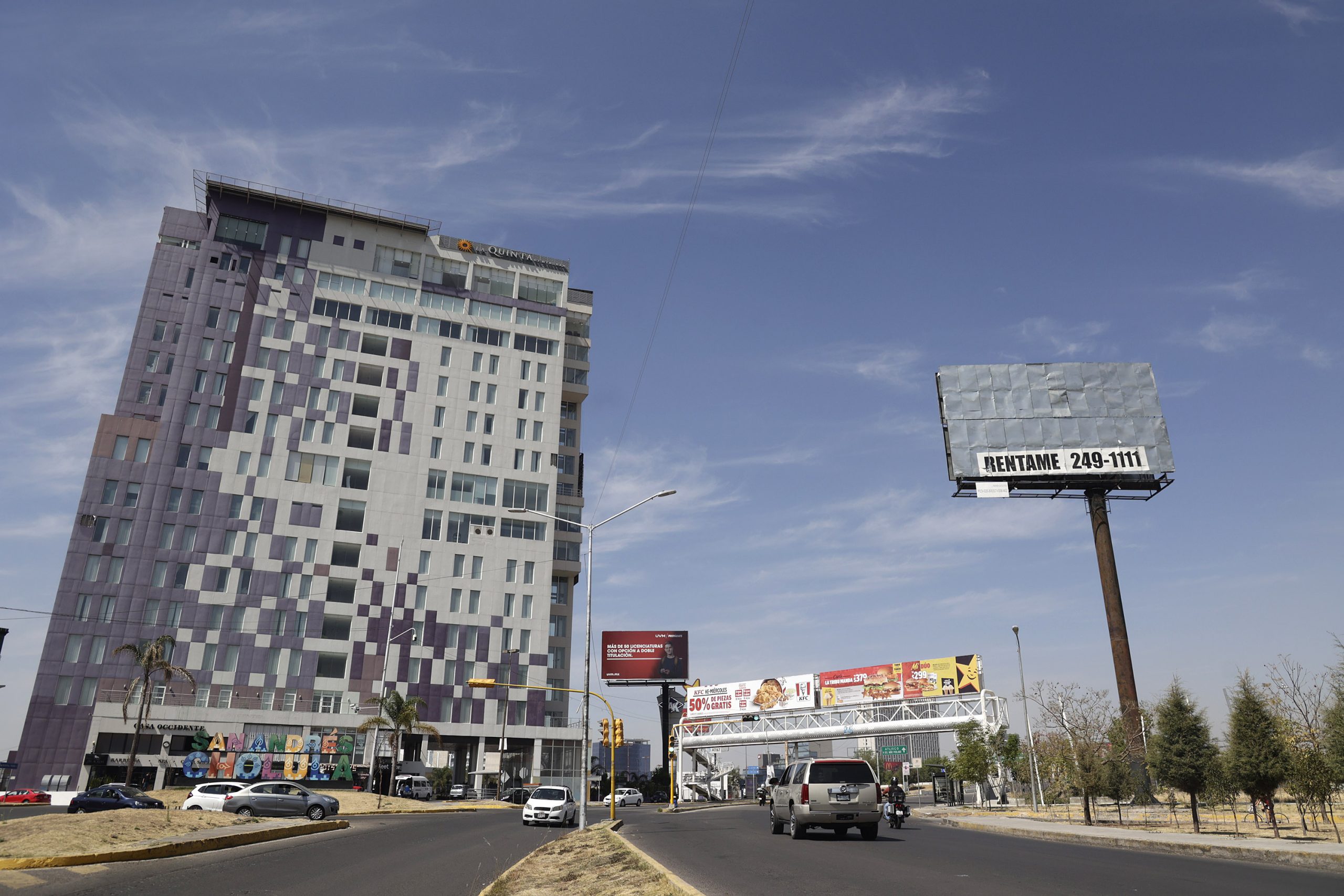 Retirarán 61 espectaculares irregulares en vialidades de Puebla