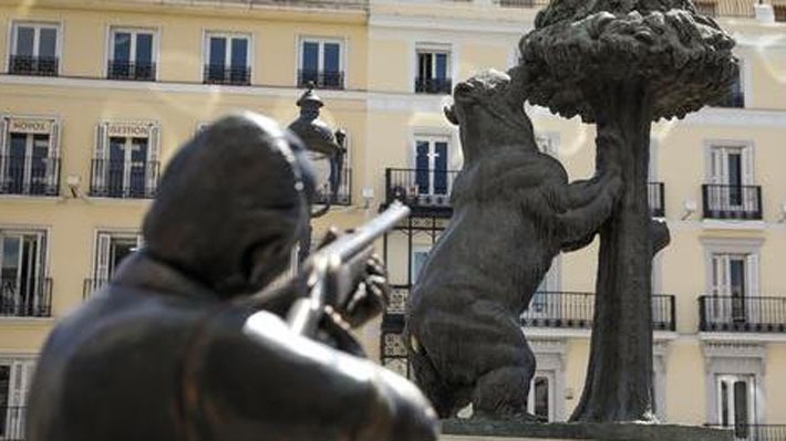 Alcalde de Madrid llama “imbécil” a artista chileno por estatua del rey emérito Juan Carlos disparando a obra del Oso y el Madroño