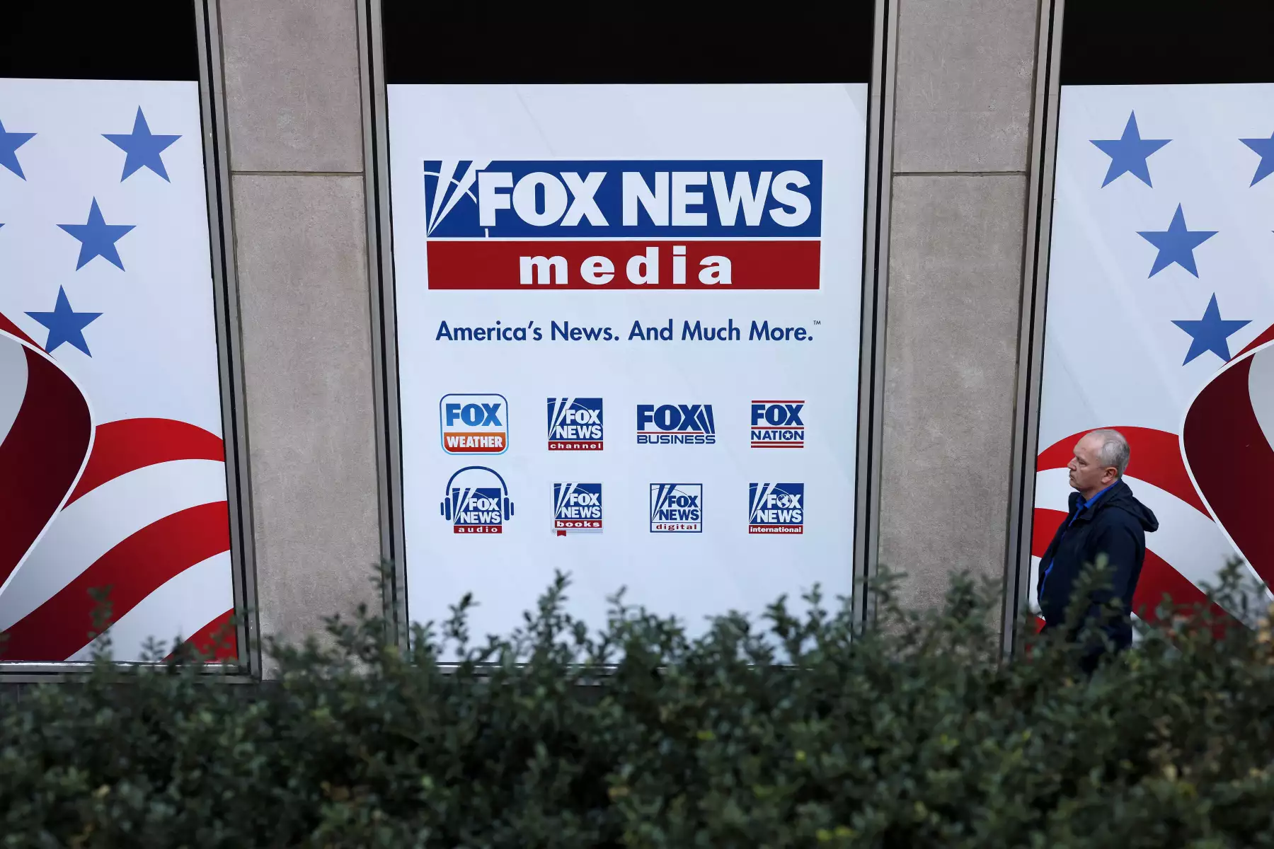 Escándalo por noticias falsas sacude a Fox News; presentador estelar es despedido