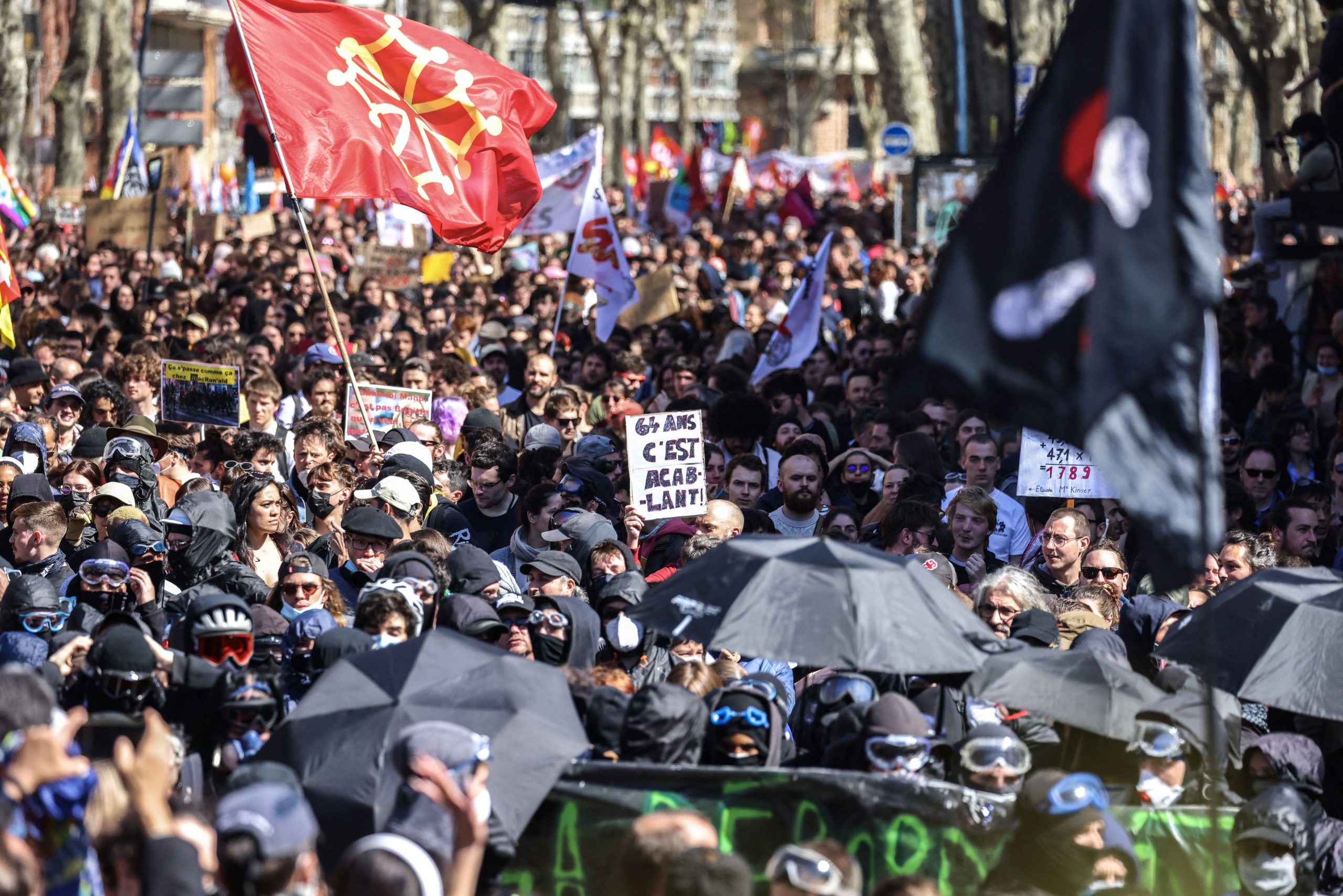 Francia sigue protestando contra reforma de pensiones de Macron