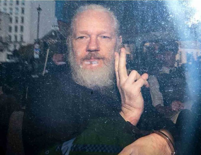 Foto viralizada en redes muestra que están asesinando cruel y lentamente a Julian Assange ante los ojos del mundo