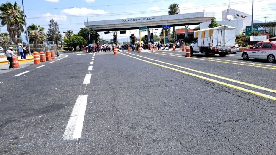 Manifestantes bloquean autopista Cuacnopalan-Oaxaca en ambos sentidos
