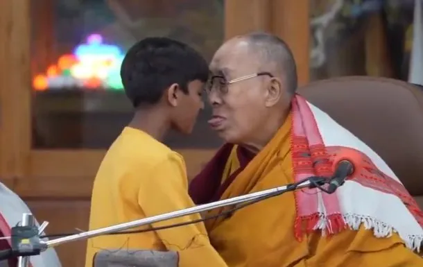Dalái Lama desata escándalo tras besar a un niño en la boca y pedirle que le chupe la lengua (Video)