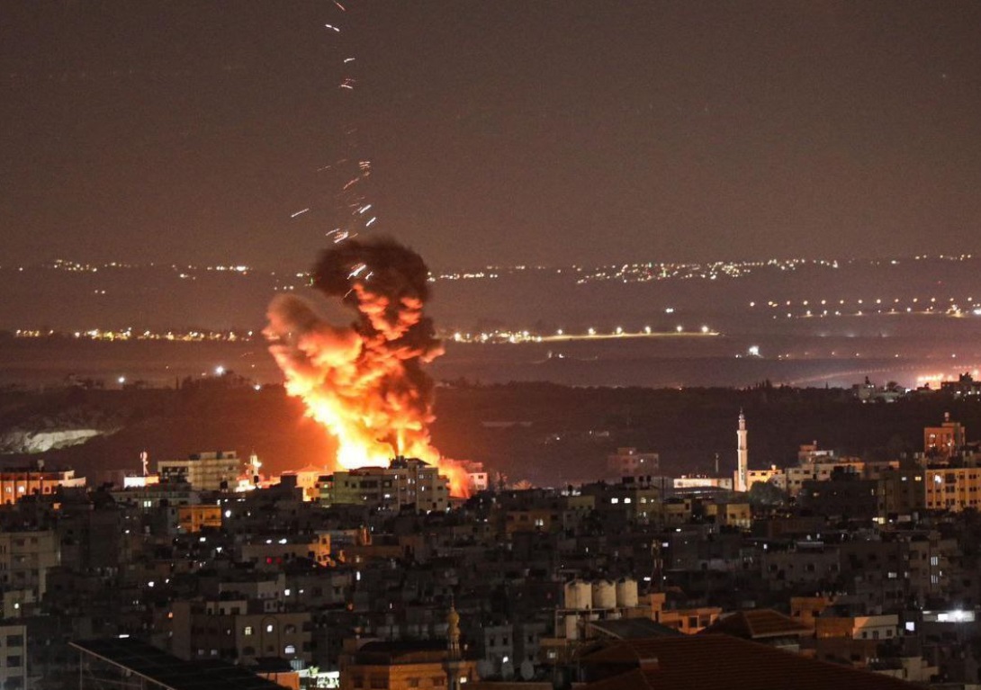 Israel ataca Líbano y Gaza; violencia amenaza con escalar