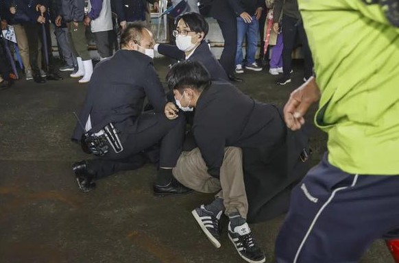 Sale ileso ministro japonés tras explosión previa a discurso