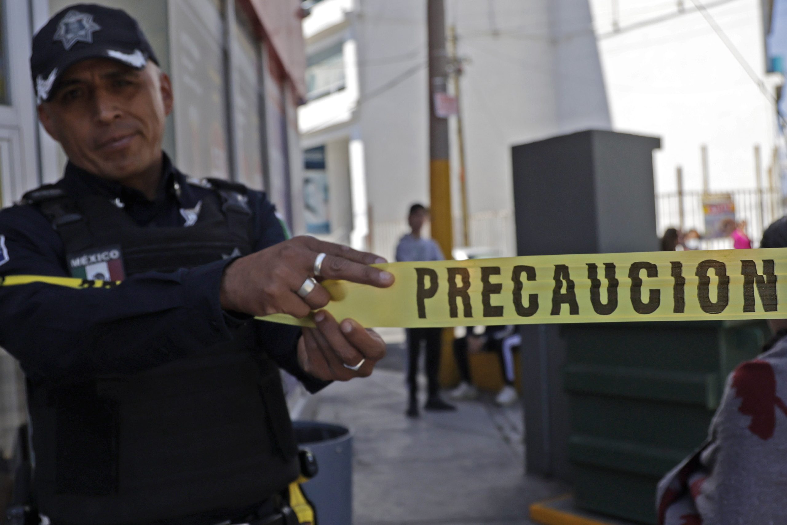 Hombres armados roban celulares en supermercado de Parque Puebla