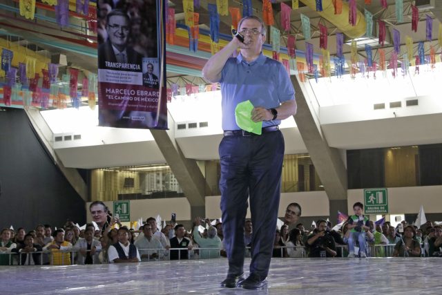 Pide Ebrard que presidenciables dejen sus cargos antes de las encuestas
