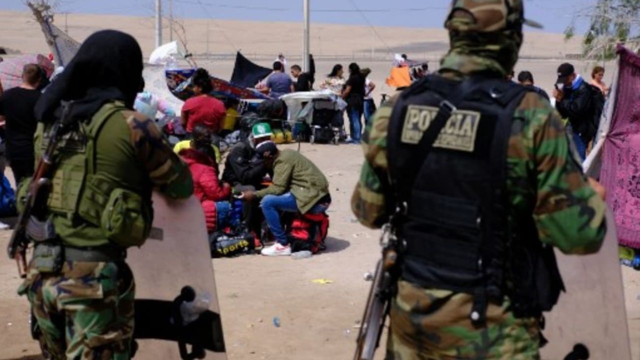 Cientos de migrantes permanecen varados en la frontera en medio del estado de emergencia decretado por Perú