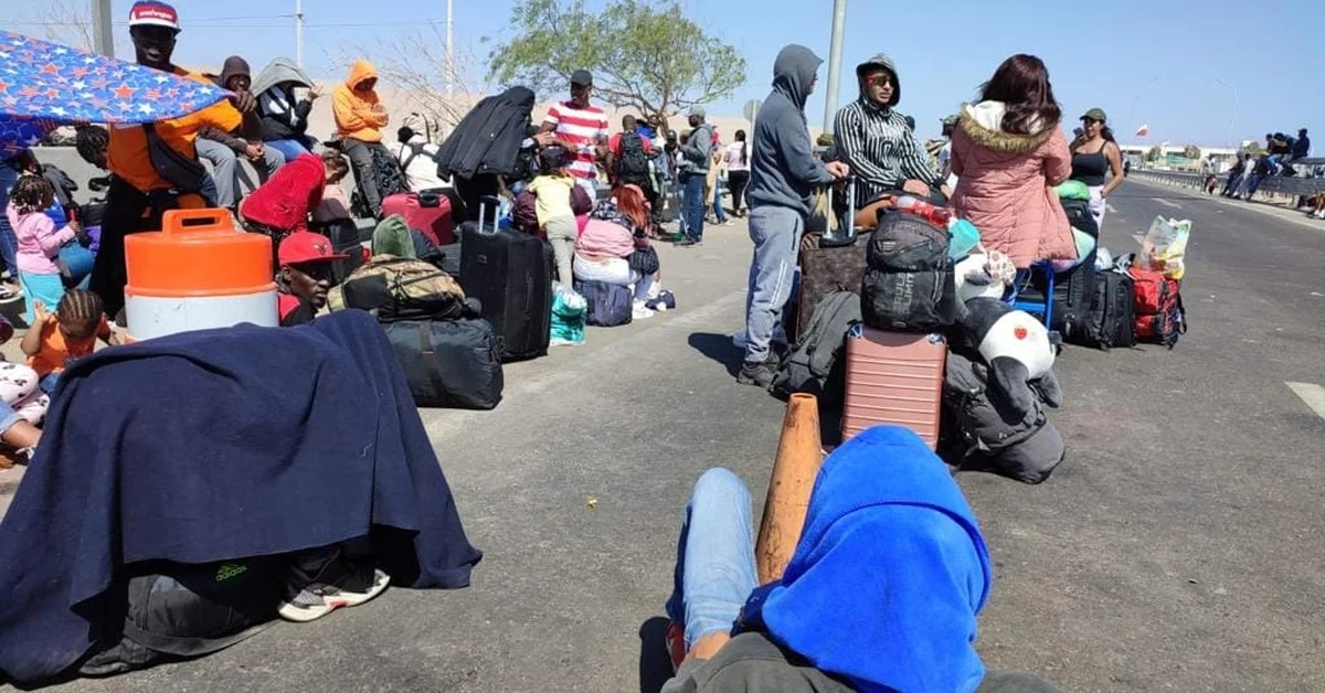 Demandan ayuda humanitaria urgente para migrantes varados en la frontera con Perú