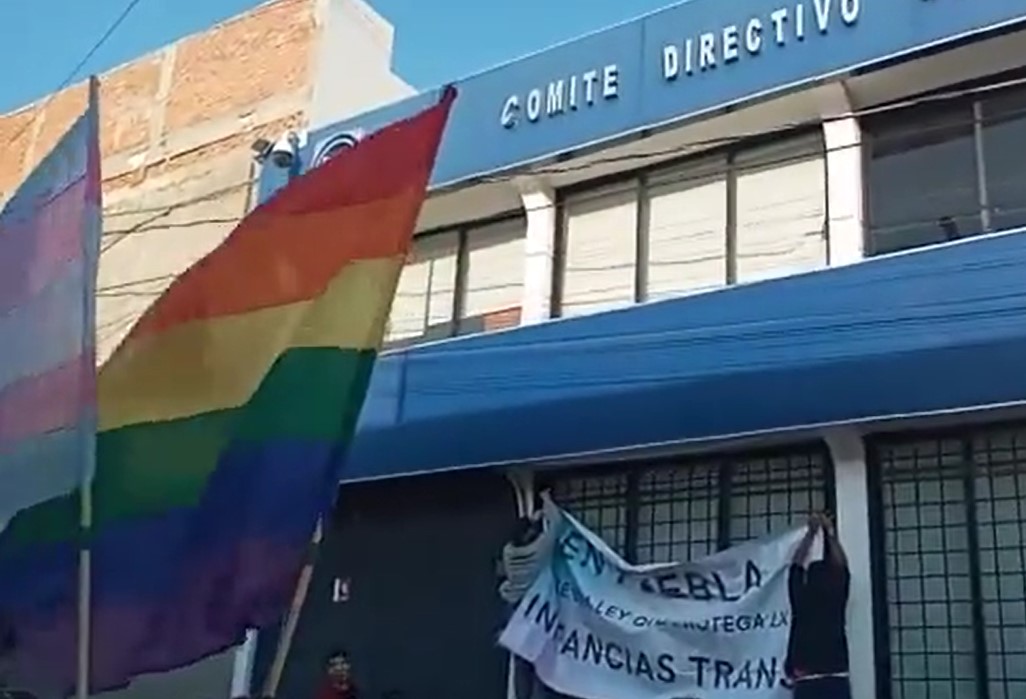 Protesta comunidad trans en sede panista local  contra sus iniciativas