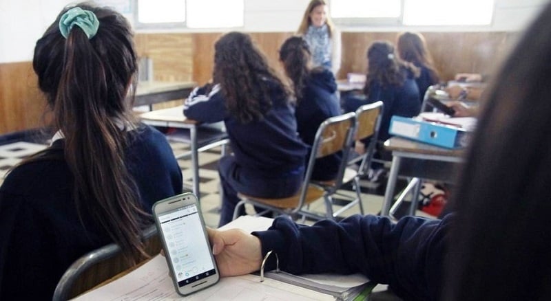 Colegio de Las Condes prohíbe a los alumnos el uso de teléfonos en sus aulas