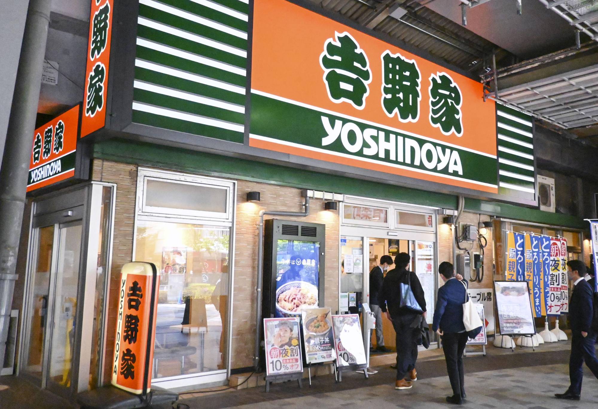 Arrestan a dos hombres por «terrorismo de sushi» al gastar una broma en restaurante