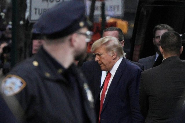 Afirma Trump que será acusado de 33 cargos este martes
