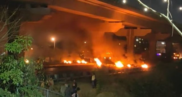Manifestantes cierran en la madrugada la autopista México-Puebla