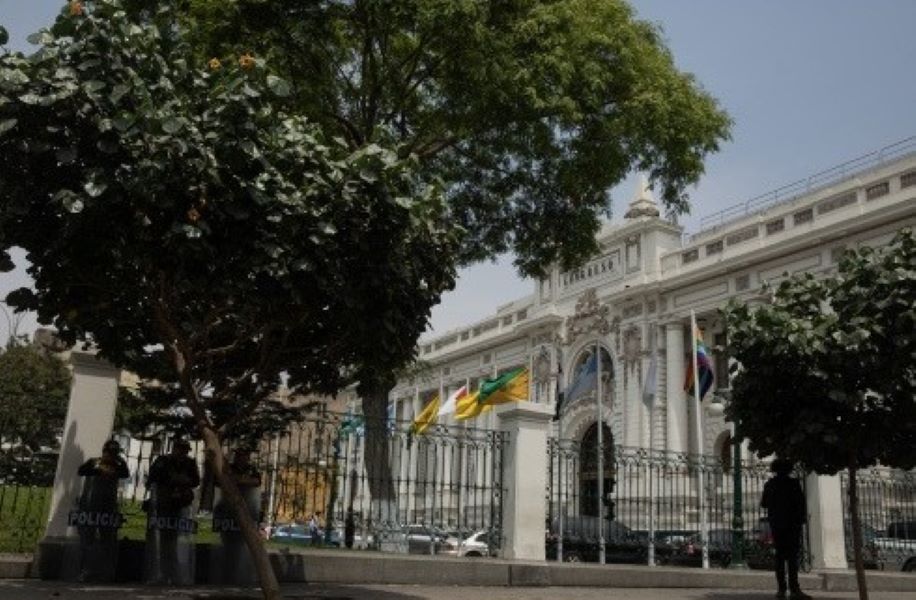 Perú respalda «proceso democrático» de Ecuador tras cierre del Parlamento