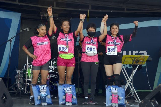 Asisten cientos de participantes a la Carrera de la Madre Universitaria