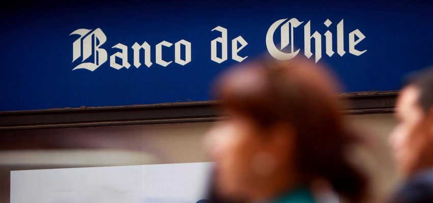 Denuncian que Banco de Chile sigue ofreciendo productos financieros a estudiantes a pesar de estar prohibido por ley