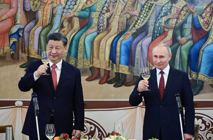 Putin y Xi se sientan en lo alto y miran a lo lejos