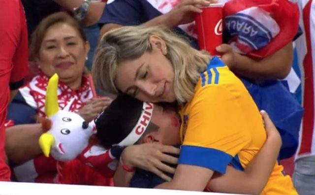 Mamá fan de Tigres consuela a su pequeño hijo de Chivas tras haber perdido la final de la Liga MX (VIDEO)